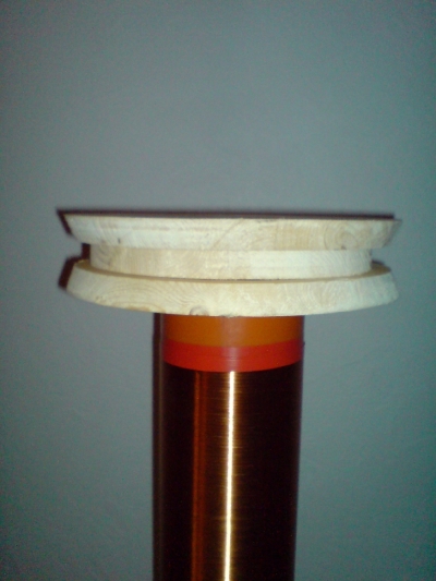 Teslaspule Toroid Halterung aus Holz Seite